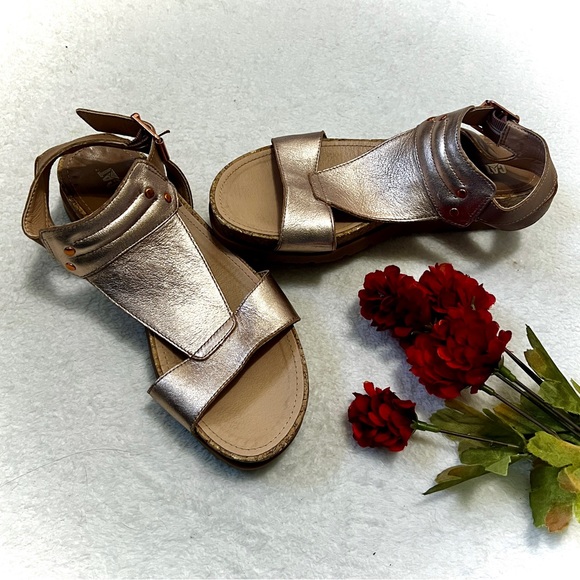CAT/Caterpillar Mystic Rose Gold Metallic Sandal - Size 7 - Picture 1 of 12